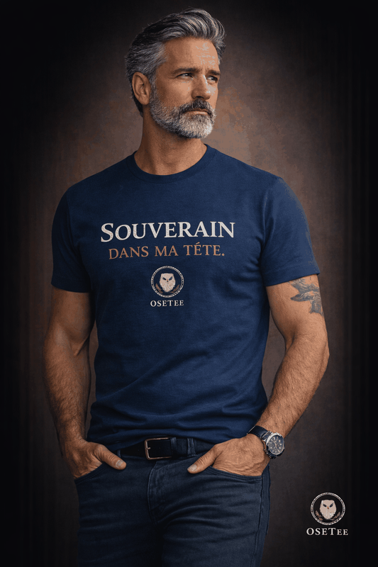 T-shirt Identité Québécoise unisexe classique avec message "Souverain dans ma tête" en coton résistant et confortable.