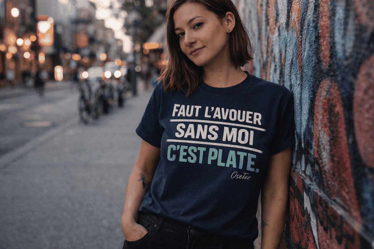 T-shirt humour québécois avec message « Faut l’avouer, sans moi c’est plate » style streetwear Humeur OseTee