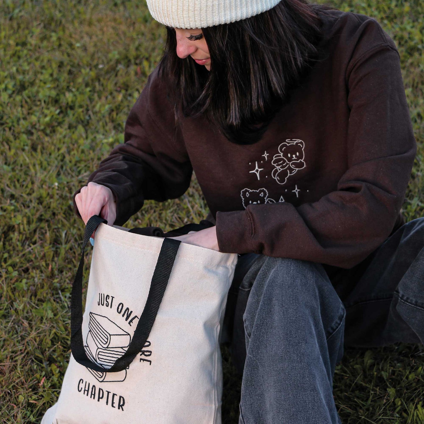 Tote bag "One More Chapter" brodé